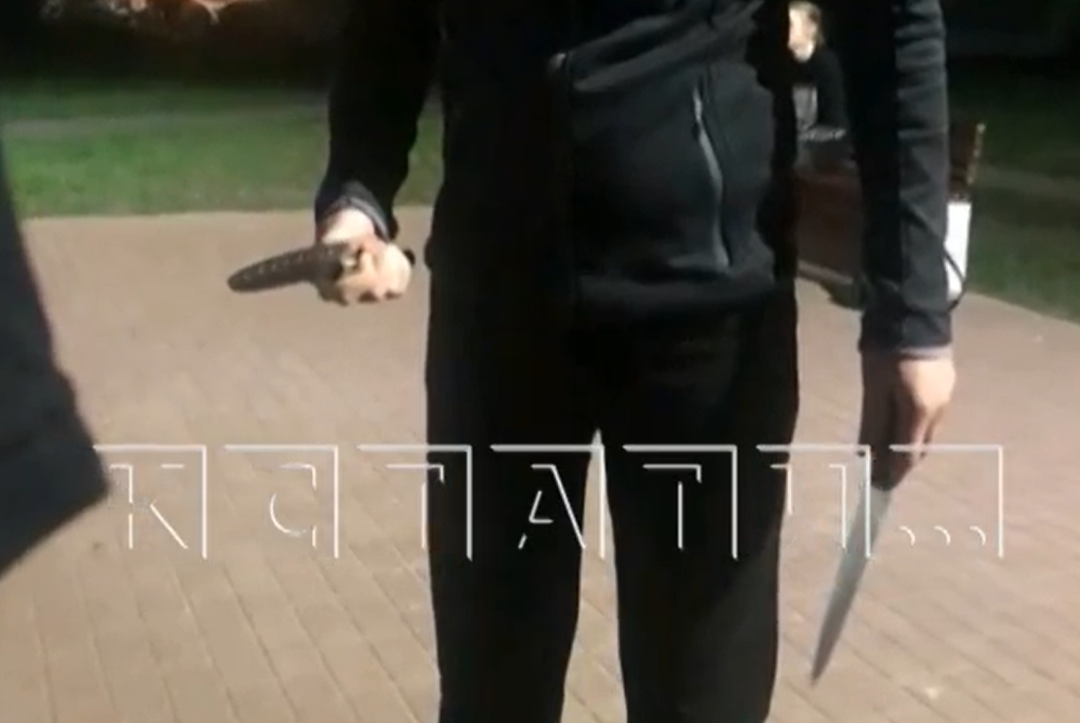 Нижний Новгород мужчина с ножом угрожает оператору. Бывший угрожает расправой