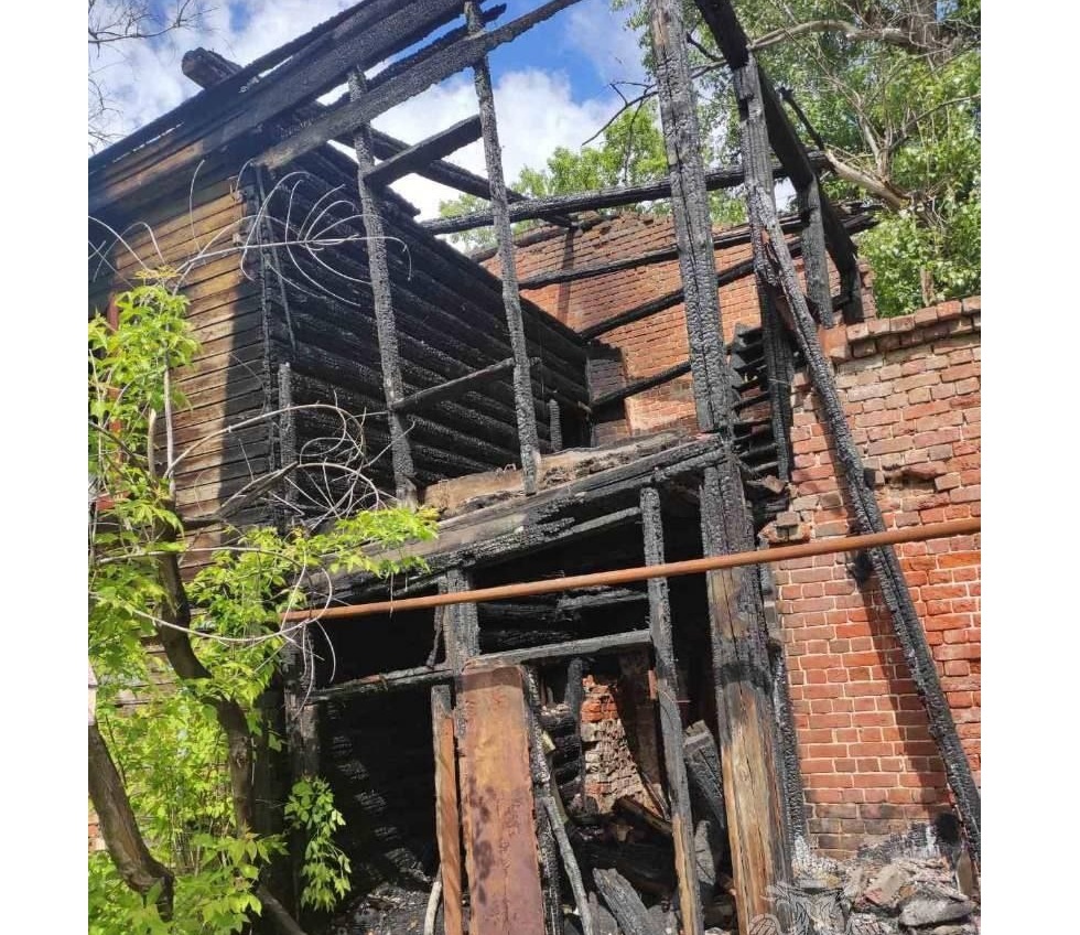 Нежилой дом сгорел на улице Алеши Пешкова в Нижнем Новгороде - фото 1