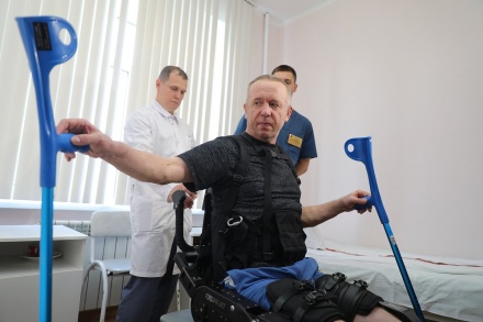 Пациенты нижегородский больницы примеряют экзоскелет для выздоровления